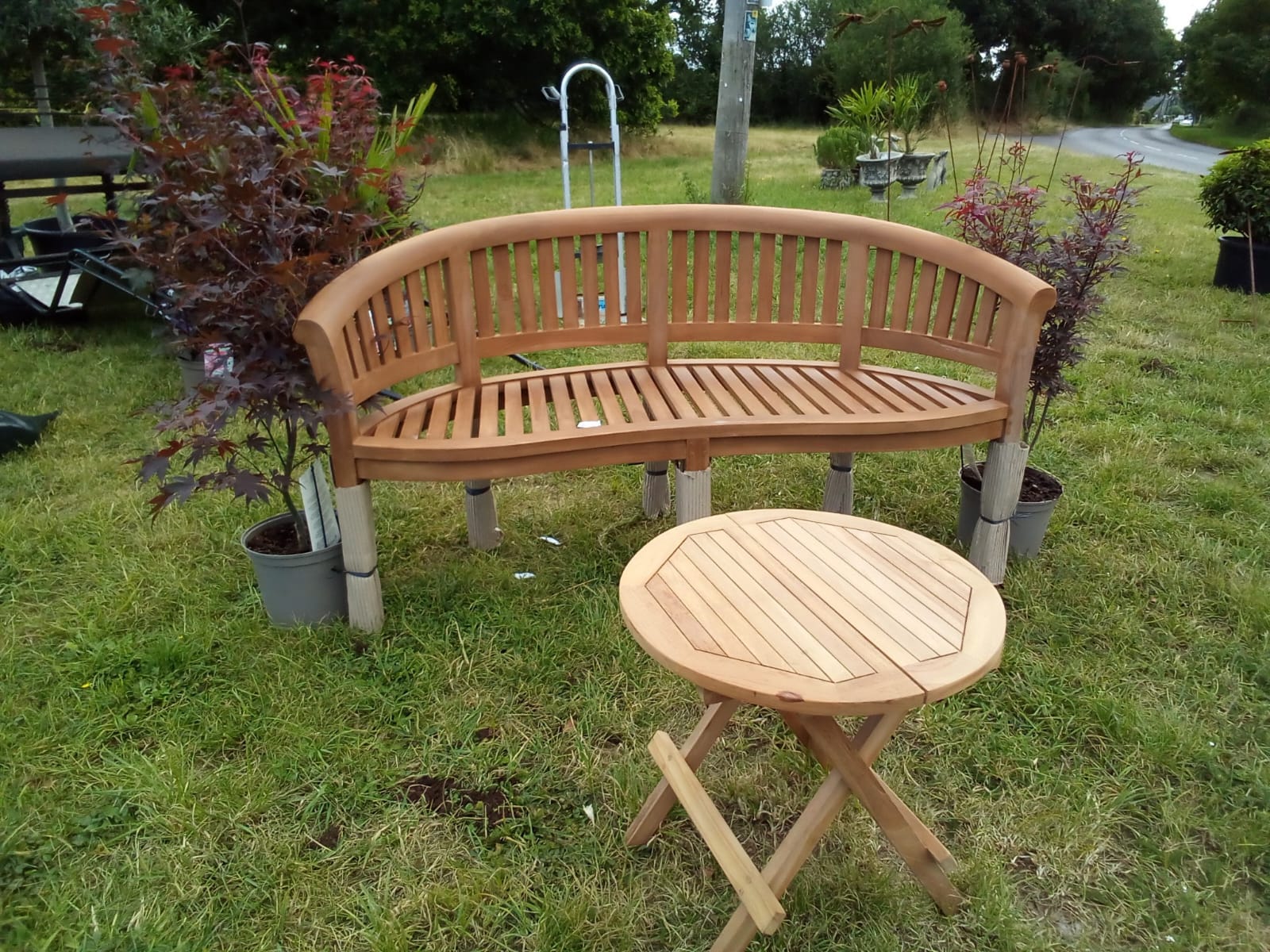 Premium curved bench display